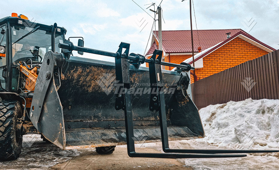 Вилы откидные паллетные Impulse PF2000 на ковш Terex 970 - TLB890/990 картинка 634941